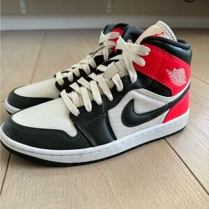 Air Jordan 1 Mid SE 'Newsprint' size 8